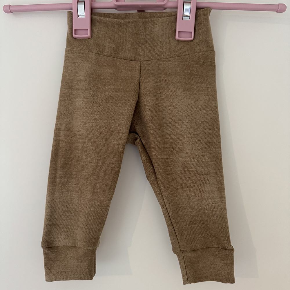 Basic taupe babybroekje