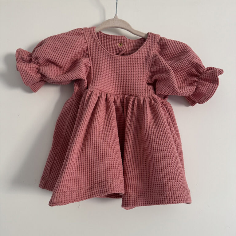 Roze Wafeljurkje met Pofmouwtjes